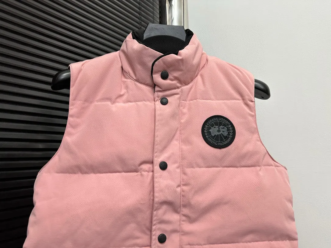 P360 [Canada Goose] Canada Goose #Freestyle Crew 4154M Men’s and Women’s Vest Down# ➖ Imported Behringer embroidery machine with customized 10,000-needle embroidery logo! ➖ Imported 21-count polyester-cotton blended original fabric, using Feather-Light 10D waterproof coating fabric, made of 84.5% polyester fiber and 15.5% cotton, 100% the best feel in the entire network! ➖ The genuine official website uses the national standard 80 white duck down, and will never be misled by false claims such as 90 down or goose down! ➖ 100% nylon nylon lining with double double-layer sealing design to prevent velvet from running away. Top-grade polar fleece is used in the collar and pockets to keep warm and comfortable! ➖ Yoshida YKK provides original custom-made electroplated sliders. YKK two-way lockable zippers are tight and smooth and will not peel off paint! ➖ 3M composite original Velcro is durable, and all accessories and hardware are disassembled and customized! ⛔No slander, no exaggeration, no need for too much copywriting, because it is focused, it is professional!  SIZE: XS S M L XL XXL
